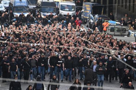 Ultr Dell Eintracht A Napoli Guerriglia Urbana