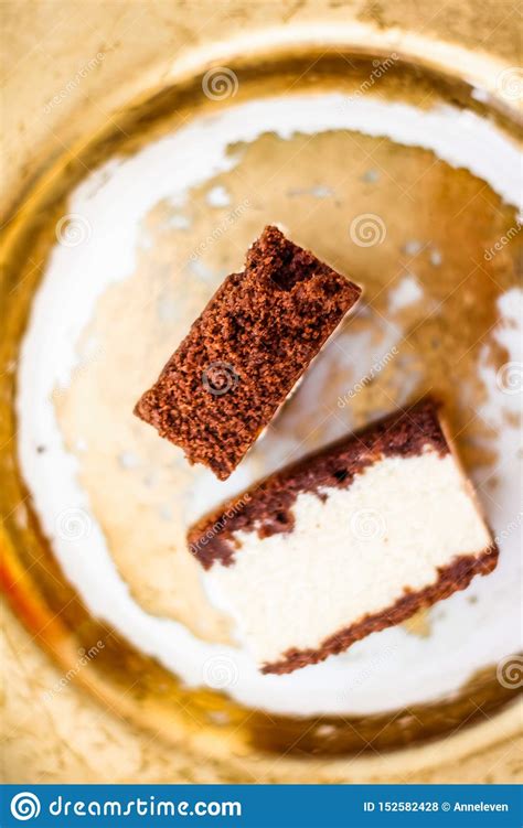 Bolo De Queijo Cl Ssico Chocolate Em Uma Placa Dourada Sobremesa