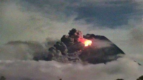 Jam Gunung Merapi Dua Kali Keluarkan Awan Panas Guguran Hujan Abu