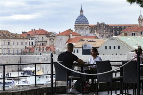 U Hrvatskoj velika potražnja za sezonskim radnicima Nude se plate i do 3 200 eura Tuzlanski ba