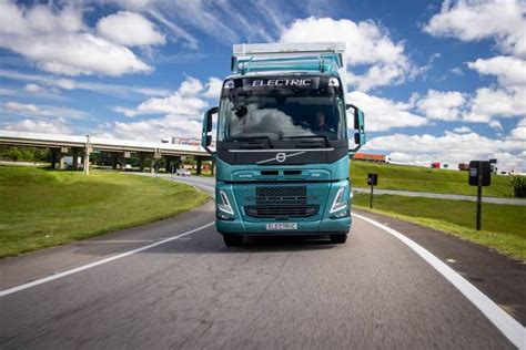 Volvo inicia testes caminhões pesados 100 elétricos no Brasil