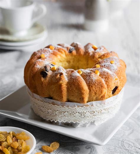 Torta De Levadura Con Las Pasas Foto De Archivo Imagen De Homemade