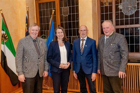 Landr Tin Cornelia Weigand Berreicht Ehrennadel Des Landes Rheinland