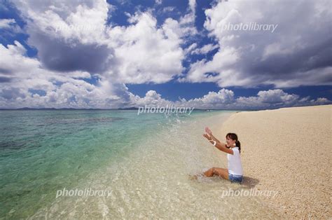 水納島の砂浜で日光浴を楽しんでいる笑顔の女性 写真素材 [ 1208572 ] フォトライブラリー Photolibrary