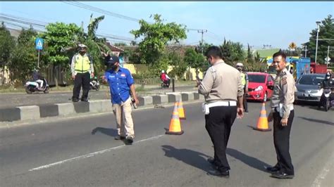 Polisi Gelar Olah TKP Kecelakaan Maut Di Karawang