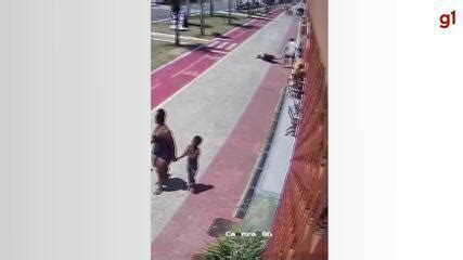 VÍDEO Grávida é atingida na cabeça por pedaço de poste em calçadão de