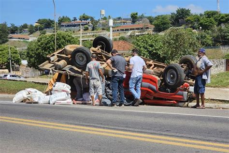 Caminhão carregado de farinha capota na BR 356 próximo ao antigo Sesc