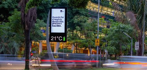 Itaú Unibanco e JCDecaux lançam primeiro relógio de rua tecnologia