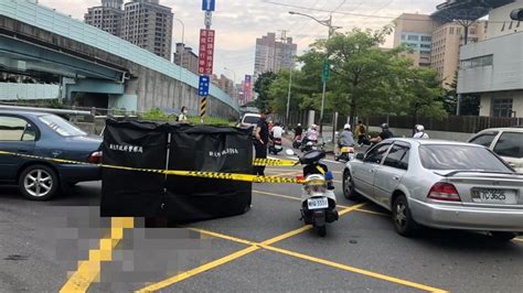 快訊／新北死亡車禍！6旬男騎士遭撞噴飛爆頭慘死｜東森新聞