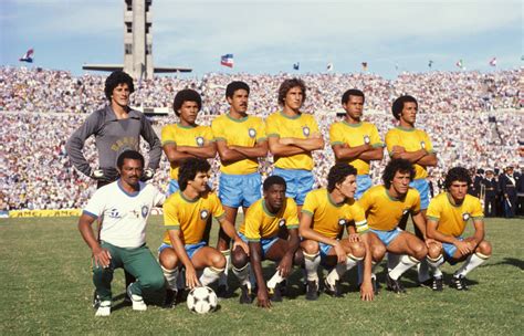 Sócrates completaria 63 anos confira fotos da trajetória do Doutor