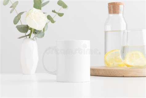 Mofa Blanca De Cerdo Con Flores En Un Vaso De Agua Y Una Botella En Una