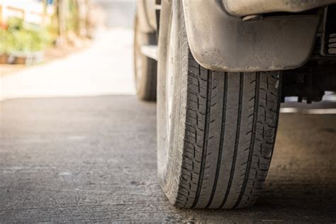 Gli pneumatici delle auto inquinano 2000 volte di più dei loro tubi di