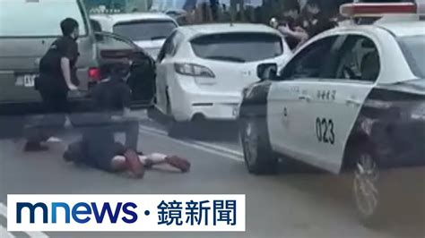 槍毒犯拒檢撞警車 警圍捕破窗壓制逮人｜鏡新聞 Youtube