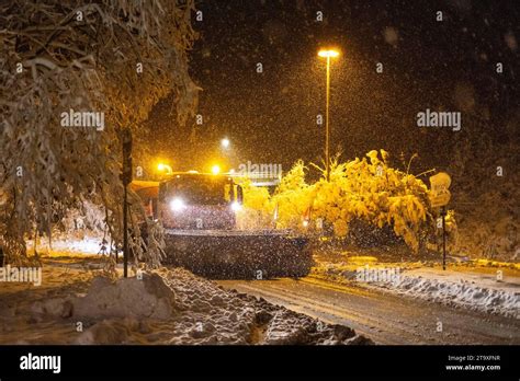 Starke Schneefälle im Taunus Fahrzeuge des Winterdienstes sind im