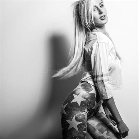 De Mooie Sexy Blonde Vrouw Stelt Tegen Studioachtergrond Zwart Witte Foto Stock Afbeelding