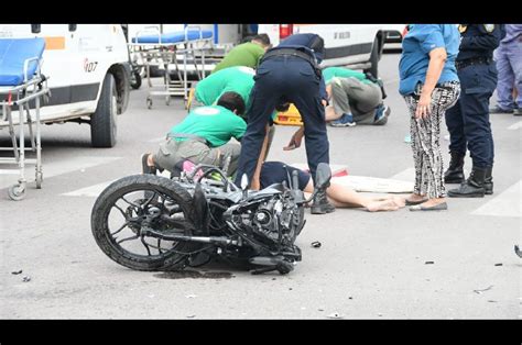 Motociclistas Impactaron Con Una Camioneta Y Una Mujer Terminó Con