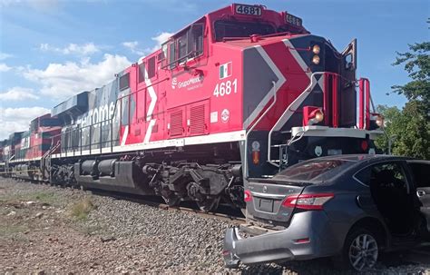 Automovilista Trata De Ganarle Al Tren Y Es Embestido Por La M Quina