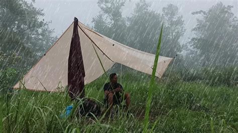 Camping Hujan Deras Di Guyur Hujan Terus Menerus Saat Mendirikan Tenda