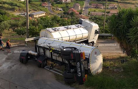 Rimorchio Di Un Tir Si Ribalta A Falerna Carico Di Olio Finisce Sull