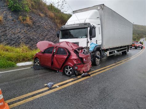 Batida entre carro e caminhão deixa dois mortos e um ferido na BR 259