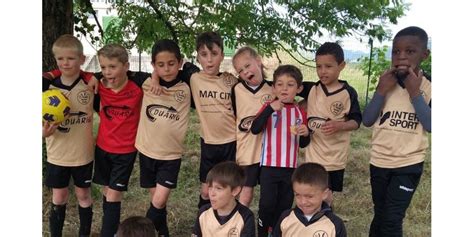 Anneyron Les Jeunes Footballeurs De Vallis Aur A Foot En Haut De Laffiche