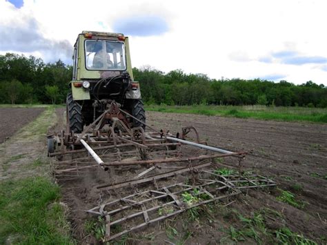 Campo Arado Por Trator Em Solo Marrom Na Natureza De Campo Aberto