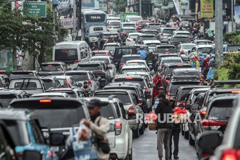 Parkir Liar Merajalela Di Puncak Bogor Usai Pkl Digusur Republika Online