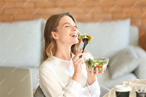 Premium Photo Woman Eating Healthy Vegetable Salad In Office