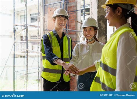 Engenheiro Estrutural E Arquiteto Discutindo E Trabalhando Projetos