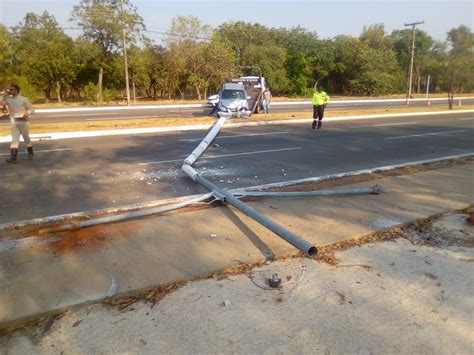 Carro Derruba Poste Em Avenida E Deixa Cerca De Mil Casas Sem Energia