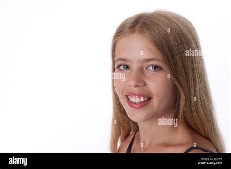 Fille Blond Aux Yeux Bleu De 10ans Banque De Photographies Et Dimages à Haute Résolution Alamy