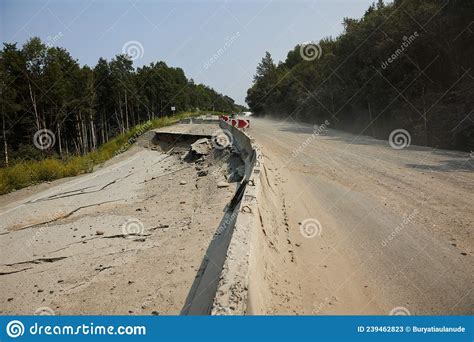 Wegvallen Met Enorme Scheuren Stock Afbeelding Image Of Ramp Milieu