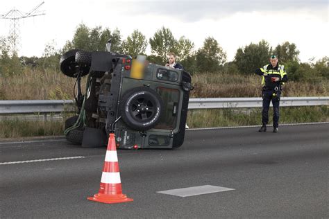 Auto Op Zijn Zijkant Bij Ongeluk N Brabant