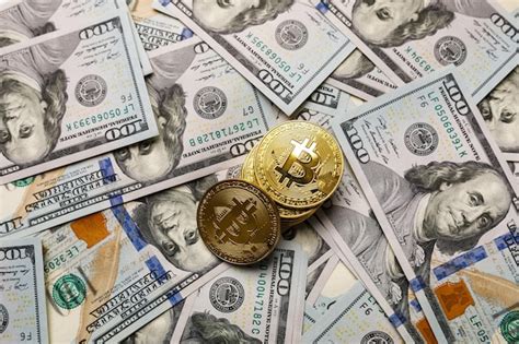 Moneda bitcoin dorada en dólares estadounidenses cerrar moneda