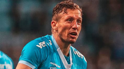 Lucas Leiva faz exames e vive expectativa por retorno ao Grêmio