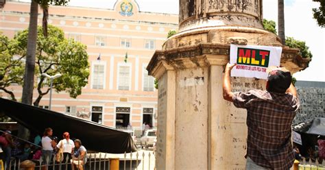 G1 Integrantes de movimentos sociais ocupam praça no centro de Maceió