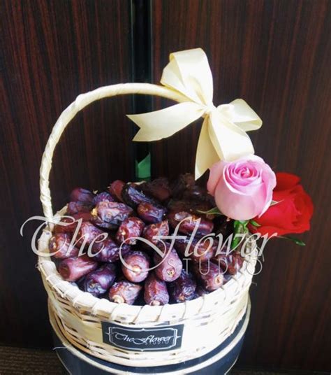 Dates Basket (1 Kg) | The Flower Studio