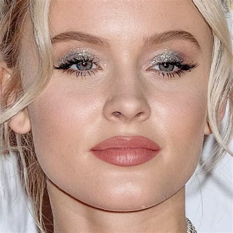 Zara Larsson Makeup Black Eyeshadow Silver Eyeshadow And Brown Lipstick