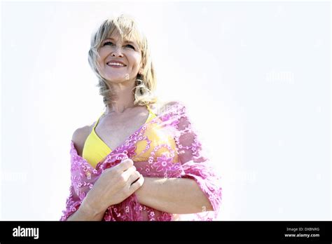 Les femmes matures en bikini Banque de photographies et dimages à haute résolution Alamy