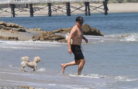 Matt Damon And Wife Luciana Barroso Cavort On Malibu Beach Daily Mail