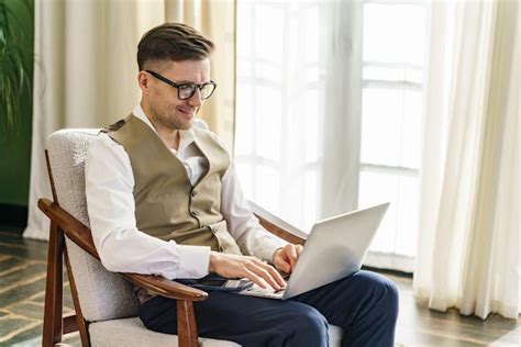 Homem Concentrado Em Colete Inteligente Usando Laptop Em Uma Sala