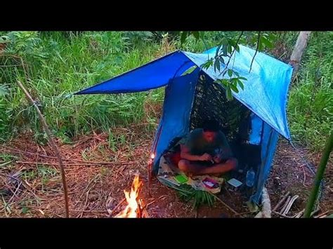 Solo Camping Bersantai Di Shelter Sederhana Dengan Suasana Hujan