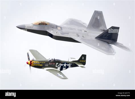 Lockheed Martin F 22 Raptor Und P 51 Mustang Heritage Flight Erklingt