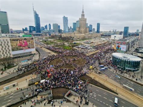 Setki tysięcy Polaków na Narodowym Marszu Papieskim w Warszawie