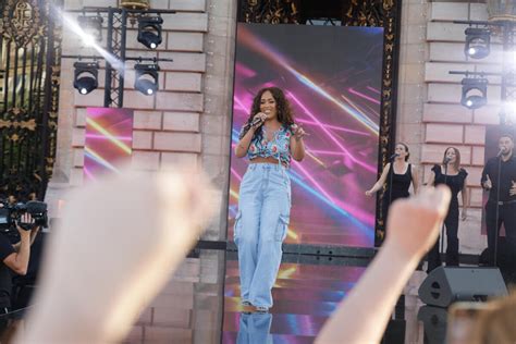 Photo Exclusif Amel Bent Concert RFM Music Show Sur Le Parvis De