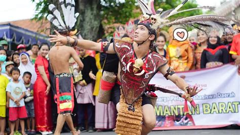 Keunikan Pakaian Adat Kalimantan Barat Khas Suku Dayak Page All Orami