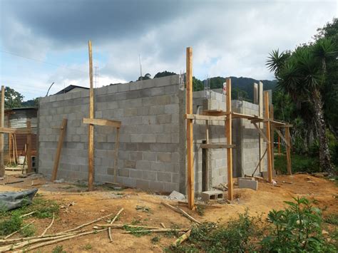 Soldados avanzan en construcción de primeras casas para familias