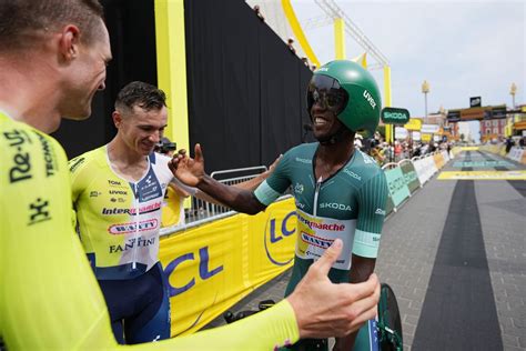 Biniam Girmay célèbre son succès décisif en maillot vert au Tour de