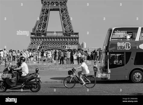 Paris France 25 Juin 2023 Vue Sur La Place Bondée Du Trocadéro Avec Bus Vélo Et Moto