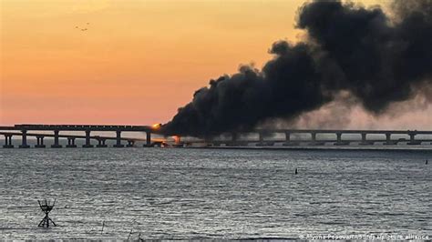 Una Explosión Destruye Parte Del Puente De Crimea Uno De Los Grandes